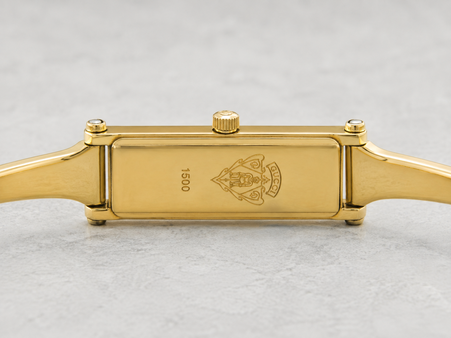 GUCCI／1500L クォーツ 黒文字盤 ゴールド バングルウォッチ