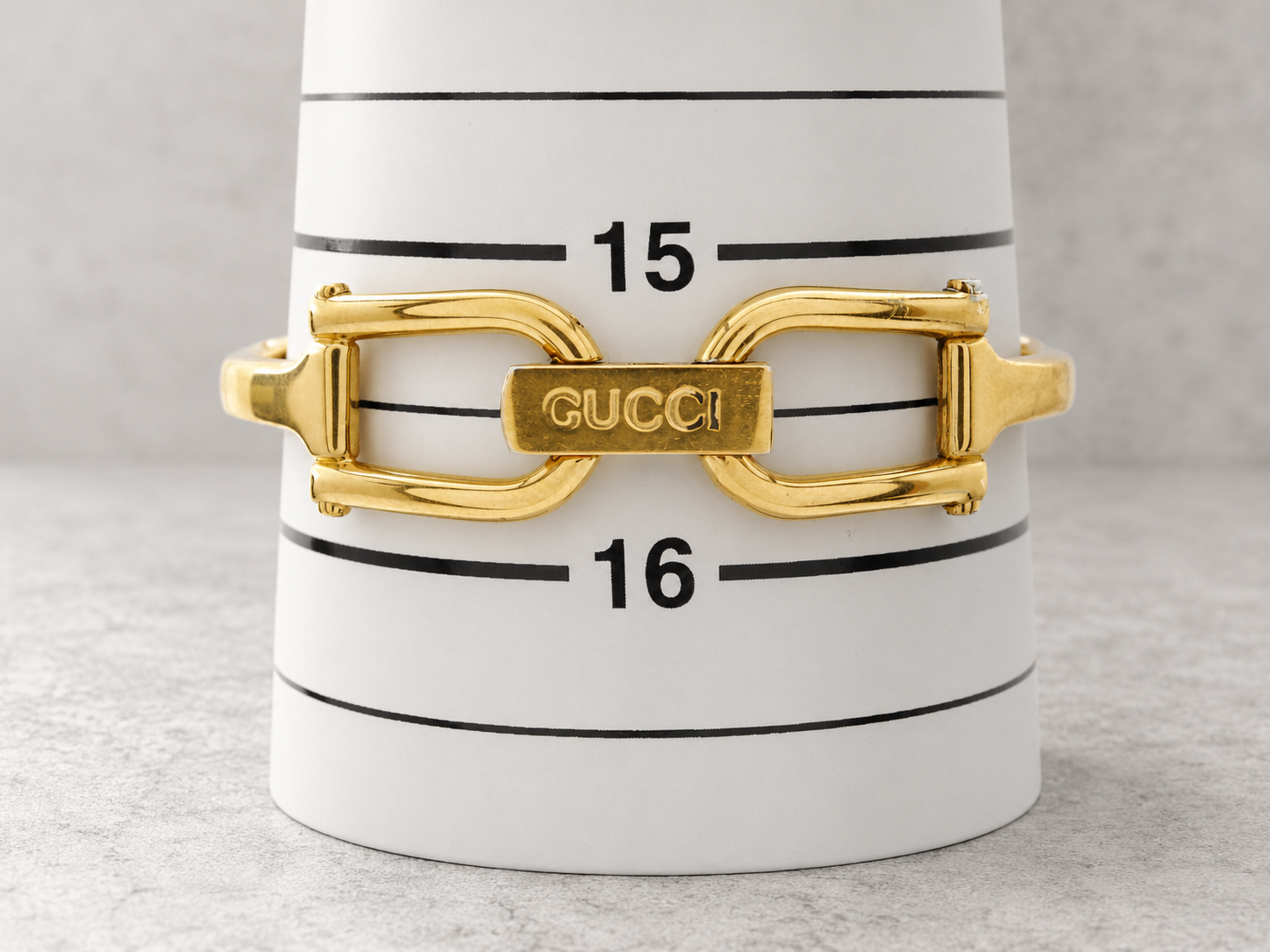GUCCI／1500L クォーツ 黒文字盤 ゴールド バングルウォッチ