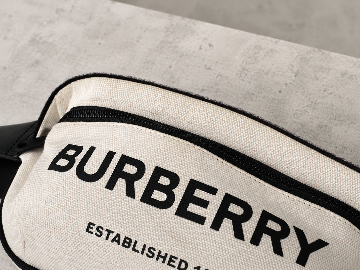 BURBERRY／ホースフェリー ミディアム バムバッグ アイボリー×ブラック 保存袋付き