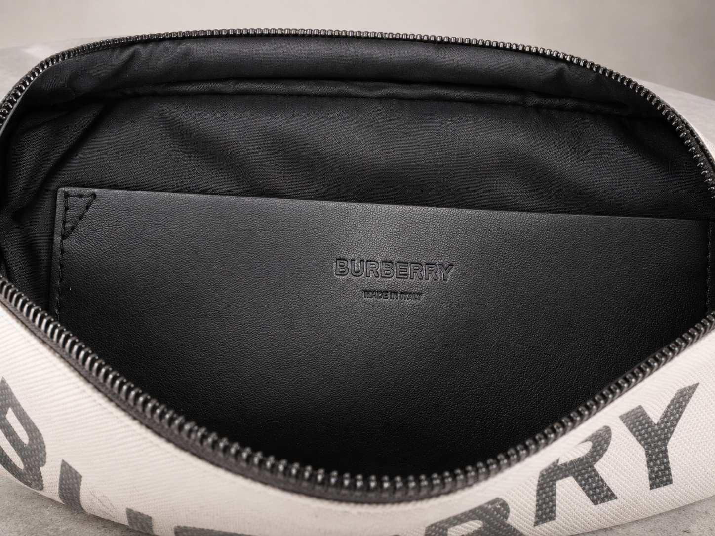BURBERRY／ホースフェリー ミディアム バムバッグ アイボリー×ブラック 保存袋付き