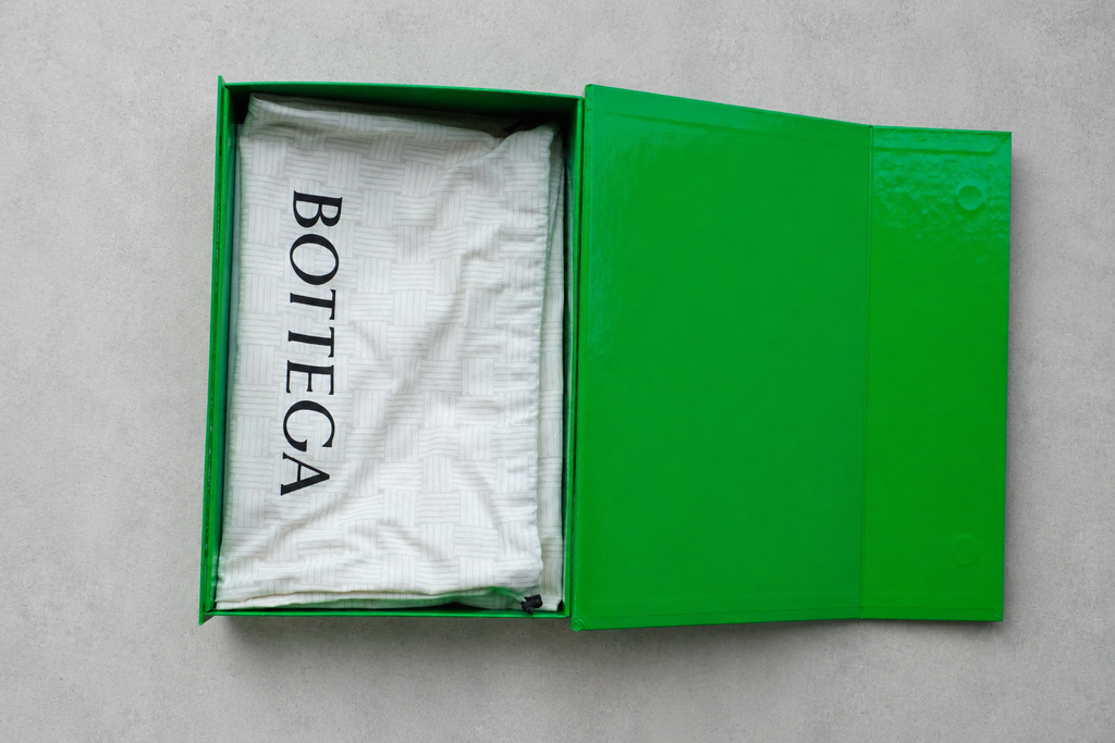 BOTTEGA VENETA／ミニ ウォレス ショルダーバッグ ブラック 箱・保存袋付き